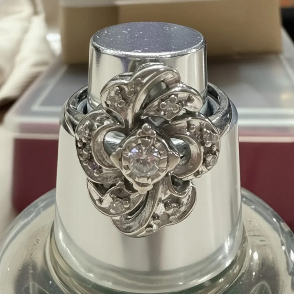 • VINTAGE Dazzling 14kwg Floral Ring with DIAMONDS •